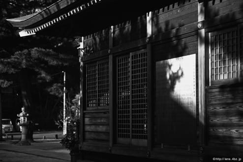 壱岐神社拝殿側面のモノクロ写真