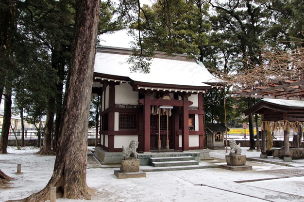 雪が積もる賀茂神社社殿