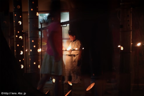 賀茂神社の千灯明祭で菜種油を注ぐ少年