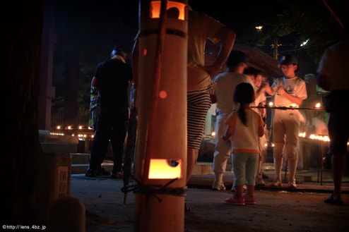 賀茂神社の千灯明祭で火を見つめる少女
