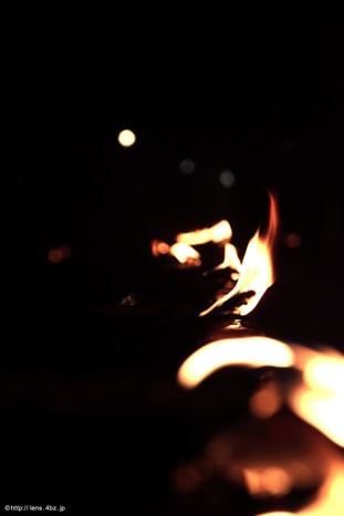 賀茂神社の千灯明祭で燃える小皿の炎