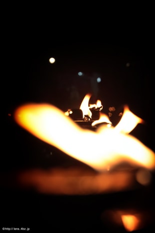 賀茂神社の千灯明祭で燃える小皿の炎2