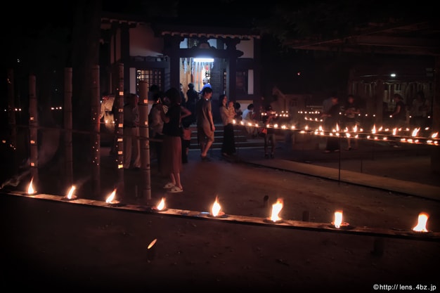 賀茂神社の千灯明祭の様子
